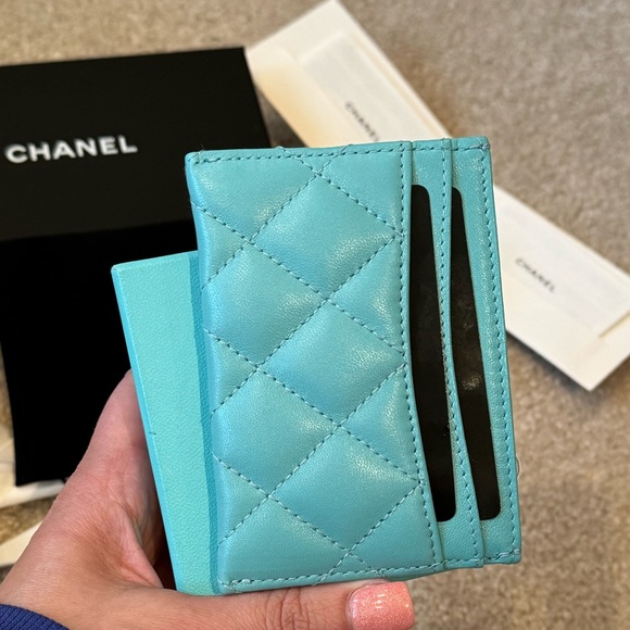 Chanel card holder in teal with black hardware - Picture 6 of 11